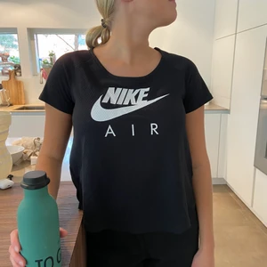 Superfin träningströja - Tyg som andas och andvänd ett fåtal gånger! Ett hål på baksidan vid Axel.