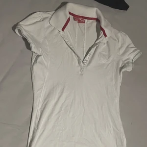 Puma x Ferrari topp  - Äkta ferrari x puma topp, liten och tight vilket ger en fin old school vibe med baggy jeans. Använd en gång, sedan bara haft den i garderoben. Jättefint och skönt material org pris 700kr! PASSAR XS-M