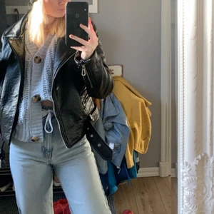 Skinnjacka  - Säljer denna skinnjacka i storlek S! Den är i ett tjockare material och därför varmare än en ”vanlig” skinnjacka! Jag säljer denna pågrund av att jag använder en liknande och därför blir denna inte till användning!