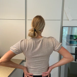 Fin stickad t-shirt - Superskick och sällan använd! Har även en puffärm detalj.