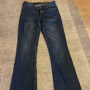 utsvängda jeans - utsvängda jeans. dessa är midwaist. jag är 1.59 och på andra bilden ser man hur de sitter på mig. säljer pga för stora och för korta i min smak. möts upp i Sthlm.