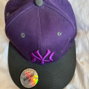 Lila keps💜 - Lila keps köpt för några månader sen, använd några fåtal gånger men det syns inte på den:) Justerbar<3