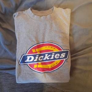 Dickies t-shirt strl xs, oversized så kan passa S och M också. 50kr +frakt