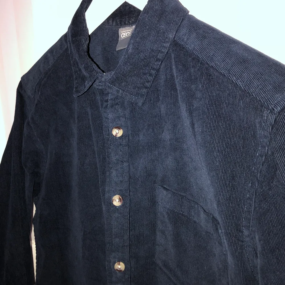 Mörkblå skjorta i manchester. Köpt på ASOS, aldrig använd. Storlek S, herrmodell men fungerar bra unisex. Kraftigt och snyggt tyg. . Skjortor.