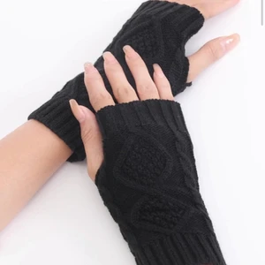 Svarta virkade torgvantar - Säljer svarta torgvantar!! Super fina virkade torgvantar som passar perfekt nu till vintern. Säljer då jag råka beställa två par och kunde inte returnera. Säljer därav för ändats 120!! (Kontakta för mer info) (vid många intresserade blir det budgivning)❣️