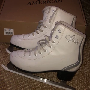 Skridskor! - Skridskor från stadium. Använda nån säsong, men fungerar superbra! De är fodrande på insidan och tycker de är jättesköna! 190kr köparen står för frakt eller möts upp i Stockholm. Hör av er vid frågor💕