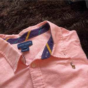 Äkta Ralph Lauren skjorta, rosa, passar mig som har storlek 36. Köpt i USA 2012. Observera att andra bilden är en inspirationsbild på hur du skulle kunna stylea den och endast liknar den på bilden. Säljer för 25kr.