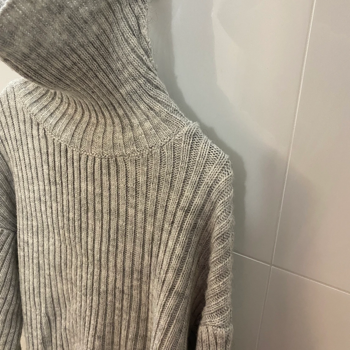 Snygg ribbad polotröja med höghals - 90