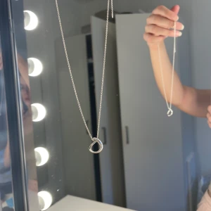 Halsband i silver   - Jättevackert halsband i silver. Använd endast nån enstaka gång. Säljer pga använder ej silver. Minns ej märke. 
