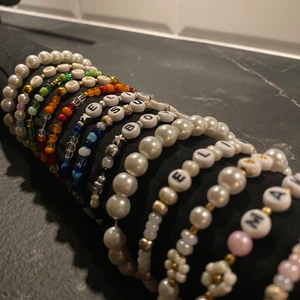 PÄRLARMBAND  - Jag gör pärlarmband/pärlhalsband! Skicka till mig privat för mer bilder och även på mina pärlor så du kan designa dina egna armband och halsband! PRIS KAN DISSKUTERAS BEROENDE PÅ DESIGN!! Halsband:40-50kr Armband: 20-30kr. (Vid köp av 2 får man fri frakt!)💕💕