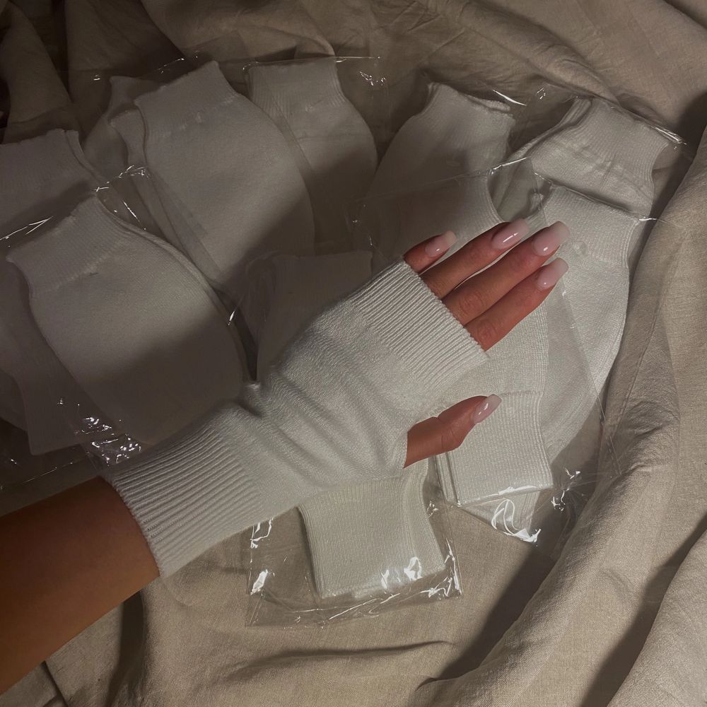 Påfyllning av vita torgvantar finns nu i lager av begränsat antal!🍦🤍 Tillverkade utav Kashmir/bomullsblandning. Mjuka och varma, perfekta till en kall vinter! Köp ditt par genom att skriva till mig privat🤍 📦1 par 149kr inkl frakt. Tveka inte på att höra av dig vid frågor, funderingar eller fler bilder. ❗️(SLUTSÅLDA, SKRIV INTRESSE OCH FÖR ATT ÖNSKA ETT PAR, FLER PÅVÄG IN). Accessoarer.