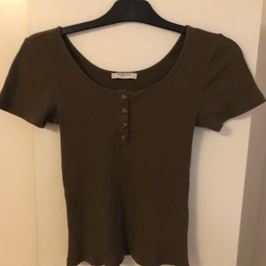 Topp-Veromoda  - Jättefin topp från veromoda i färgen mörkgrön/militärgrön. Storlek xs men passar även som s. Använd cirka två gånger, betalning sker via swish och du står för frakten💓💓