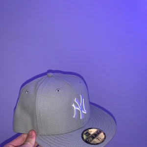 Yankee MLB Fitted keps - Kepsen är helt ny och aldrig använd. Jag säljer den för att den är för liten för mig. Nypris 450kr, storlek 7 1/4