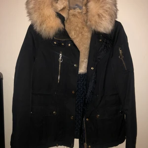 Topshop jacka nyskick - Jacka från topshop storlek 38. Endast använd 1gång. Nypris 1600kr mitt pris 800kr