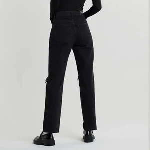 90s highwaist svarta - Säljer nu mina svarta 90s highwaist jeans i storlek 34, passar även för 36 skulle jag säga. Säljer då de inte kommer till användning. Faller perfekt på skor för mig som är 164cm lång. Nypris: 599kr. 
