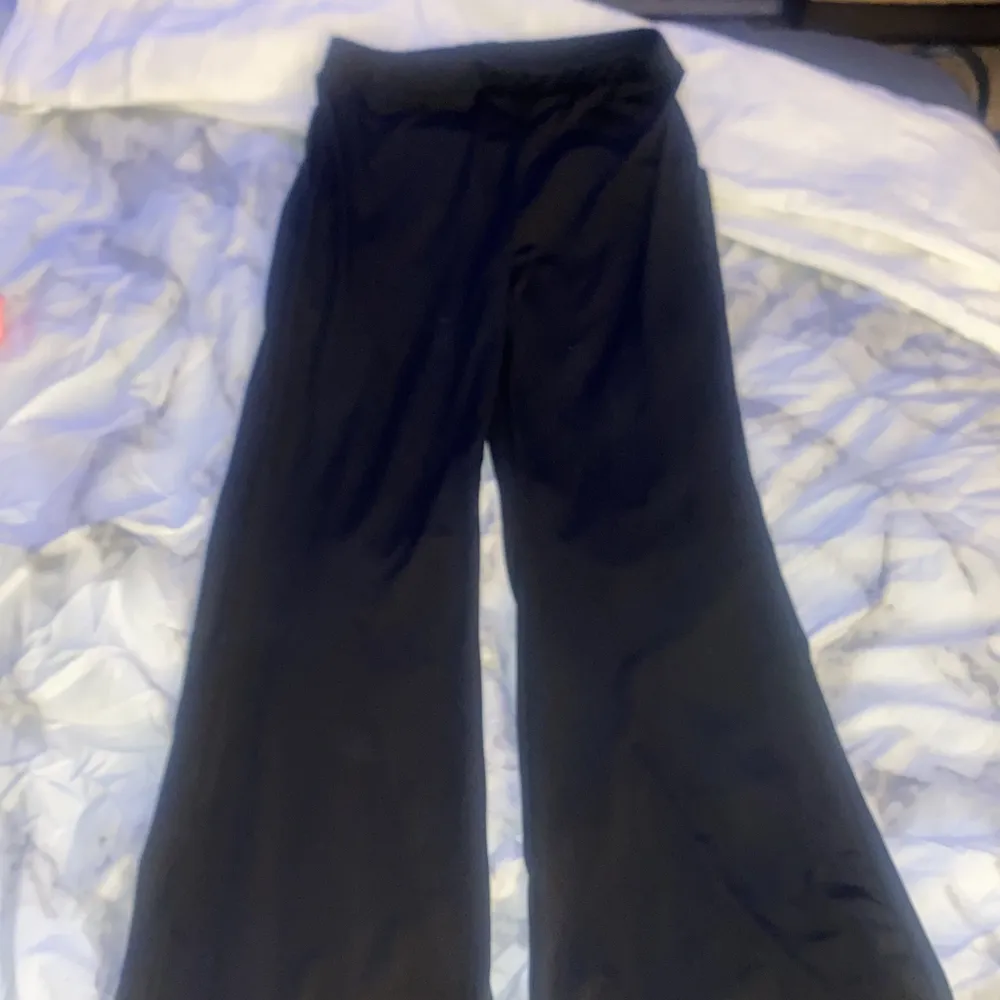 Utsvängda byxor ,svarta,100% polyester. Kan såklart mötas upp men om den ska skickas står köparen för frakten<3. Jeans & Byxor.