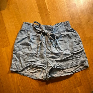 Tunna jeansshorts - Tunna jeansshorts från bikbok i fint skick. Storlek small. Skickas mot frakkostnad, köparen väljer själv om hen vill ha spårbar frakt eller med frimärken. Samfraktar gärna om du hittar något mer du vill köpa av mina annonser. 