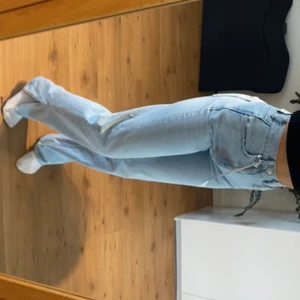 Blå jeans med slits  - Blå super fina jeans med slits, storlek 32 men passar mig med 36. Älskar färgen och dom formar rumpan jätte bra, super fina. Använda några få gånger men kommer tyvärr inte till användning lämgre. Går över skorna för mig som är 168/169. Köpte för 599 kr i sommras  💓💓