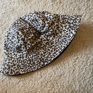 Bucket har leopard - En Bucket hat i perfekt skick. Köpt i Spanien. 
