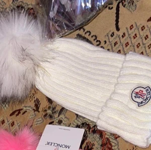 Moncler mössa  - Endast testad, vitt klädde inte mig..