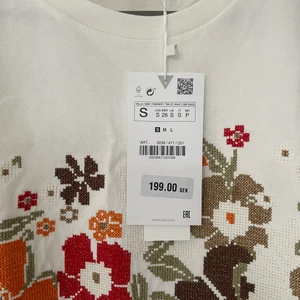 T-shirt - Broderad t-shirt. 