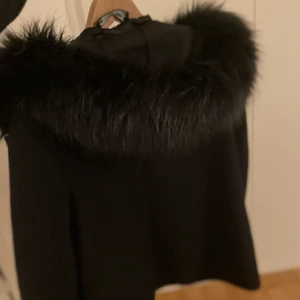 Pälskappa - Säljer min pälskappa från zara , så gott som ny använt ett fåtal gånger för festliga tillfällen, strl : 36 pris : 900 priset går att diskutera