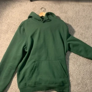 Grön hoodie - En grön hoodie jag köpt här på plick som jag säljer vidare då den inte kommer till användning. Storlek L, från H&M. Säljer för 100kr + frakt 