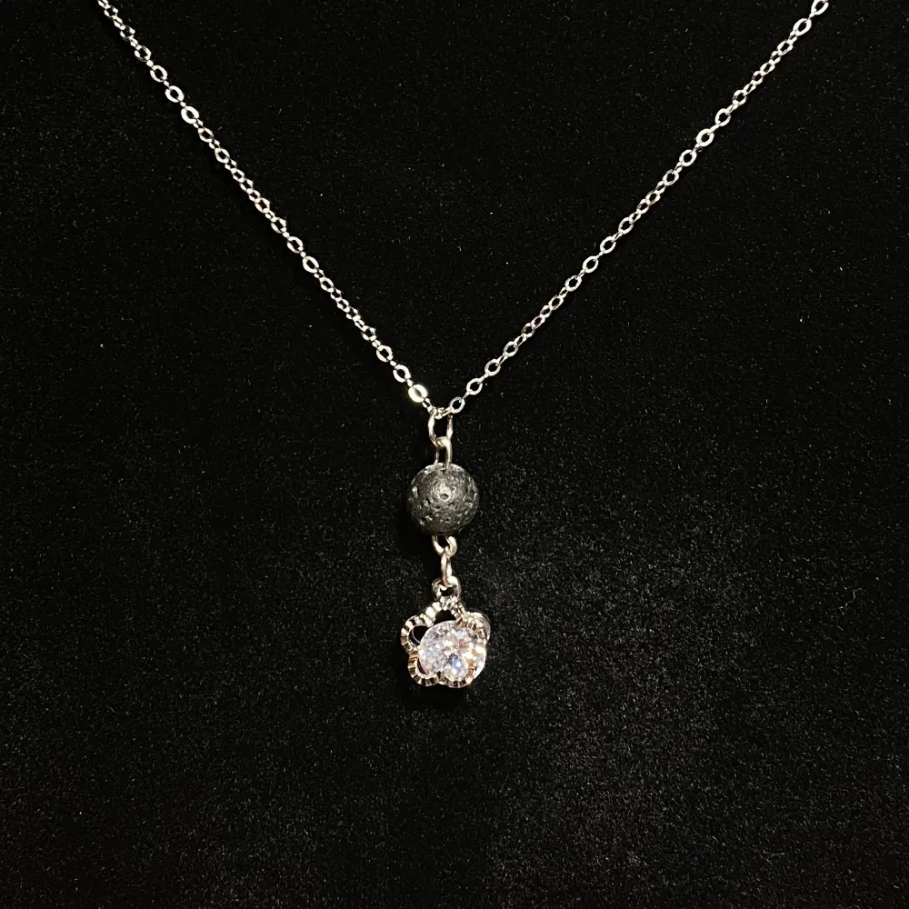 Halsband i rostfritt stål med pärla i lavasten samt hänge med cubic zirconia sten💎  Fri frakt✨. Accessoarer.