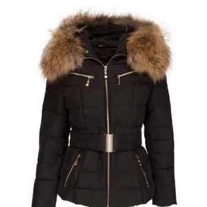 Hollies jacka  - Säljer min hollies jacka med äkta päls och guld detaljer, jackan är i storlek 36 och är i bra skick.