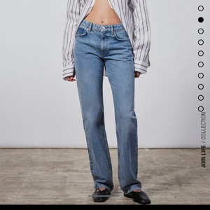 Zara jeans - Säljer dessa helt oanvända jeans med lapparna kvar från zara. Helt slutsålda och väldigt populära. Buda!!!