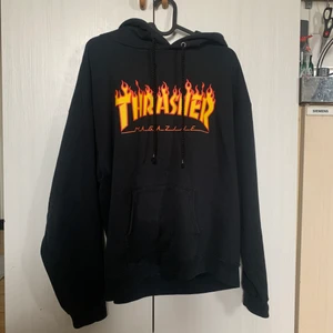 Thrasher Hoodie - Thrasher svart flame hoodie stl M. Använd men ändå fortfarande fin i skicket. Endast ena snöret som blivit lite slitet (se bild).  Pris 400  med frakt. Kan mötas upp Örebro/Kalmar