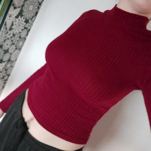 Röd tröja  - Vinröd tight tröja med något utsvängda ärmar. Stl S.