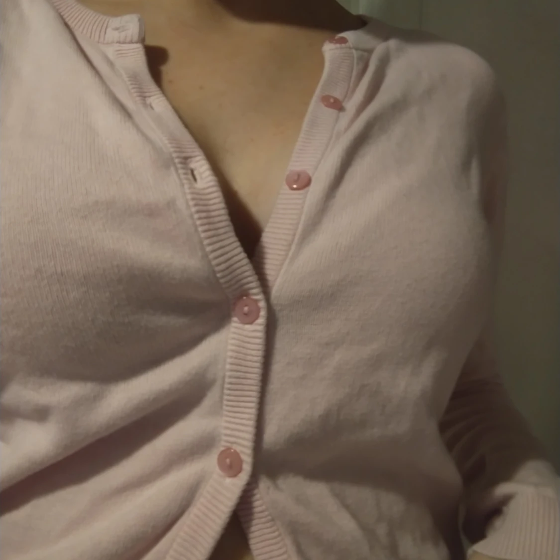 En rosa kofta köpt secondhand