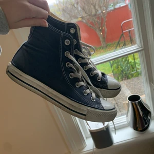Converse  - Säljer mina blå converse då de inte längre kommer till användning!💙 Köparen står för frakten💙💙