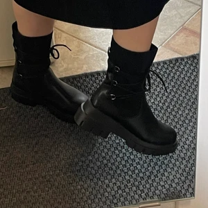 Boots  - Helt nya boots, aldrig använda i storlek 39. Väldigt bekväm men små i storlek. Pris kan diskuteras 🤍