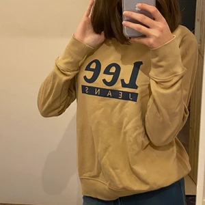 Tjocktröja från Lee - Fin Lee tjocktröja, använt fåtal gånger pga jag har nästan en likadan. Storlek S, väldigt skön mjuk i materialet. 