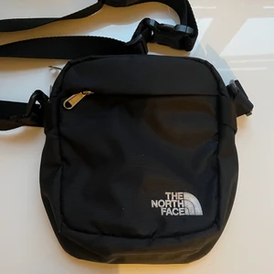 The north face axel väska - En the north face väska i bra skick. Skriv privat för intresse eller frågor! 