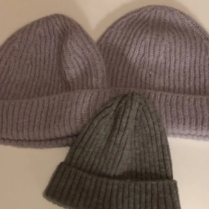 Mössor  - 10kr (gråa)  ej använda storlek: one size   Den gråa är såld 
