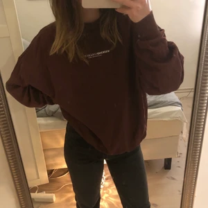 Collegetröja  - Super fin collegetröja som är mjuk inuti, den har endast använts några gånger och tvättats en gång. Annars som ny.💕