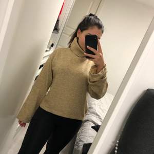 Beige tjocktröja med pösiga ärmar, storlek XS, pris 180kr