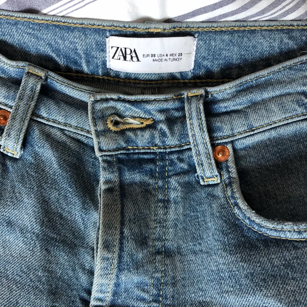 Säljer mina fina jeans ifrån zara. De är knappt använda men köpta för ett tag sedan. De är high/migwaist, skric till mig för fler bilder☺️. Jeans & Byxor.