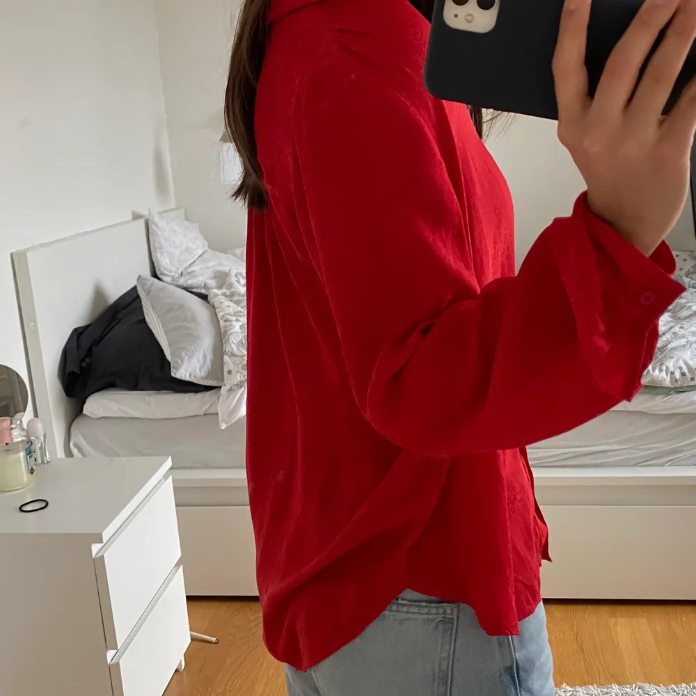 Röd skjorta från H&M i storlek 36. Baksidan är lite längre än framsidan och tyget är ganska tunt och har leopardaktigt mönster, se sista bilden. Använd en gång och säljs pga att jag tyvärr inte får användning för den 🧡🧡 säljer för 50 + frakt. Skjortor.