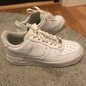 Nike Air Force 1 - Låga air force i mycket gott skick, knappt kommit till användning. Strl 38,5, normala i storlek! Pris är exkl. spårbar frakt 