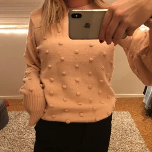 Stickad rosa tröja storlek XS - Jätte fin och skön stickad tröja i en smuts rosa färg. Storlek XS men passar även S. Köparen står för frakten 