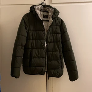 Grön höst jacka  - Skön ganska varm jacka, har en innerficka och Luva