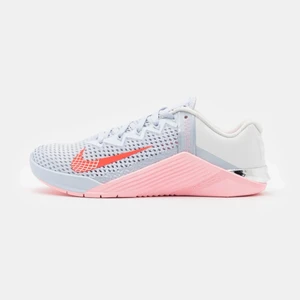 Gymsko / träningssko Nike metcon 6  - Jag säljer nu mina superfina gymskor som har en platt och stabil sula och passar perfekt till gym🏋🏼‍♀️ Köpta för 1300 kr och endast använda några gånger💕 Inlägg medföljer som passar bra att lägga i när man kör knäböj för att komma ner djupare! 400 kr + frakt eller mötas upp!!🤝💖