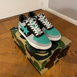 Bapesta - Säljer nu mina bapesta i nyskick som är köpta i bape butiken i paris för 275€. Skorna har endast används på tre gånger då storleken var fel. Skorna är väldigt svåra att få tag på. Allt og är med.                  Kan mötas upp i stockholm eller frakta.