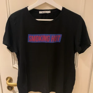 NAKD T-shirt  - T-shirt från NAKD med tryck, storlek M. Trycket är lite slitet men annars bra skick