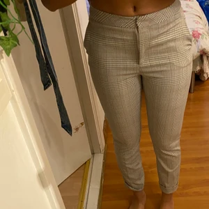 Rutiga kostymbyxor - Säljer mina snygga rutiga kostymbyxor då de blivit för små! De är i strl 34 som motsvarar XS/S!!!💓