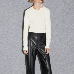 Mjuk ylletröja från Zara - Säljer denna supersnygga vita ylletröja från Zara. Tröjan är i superbra skick och är använd en gång. Köparen står för frakten.